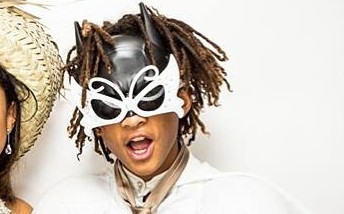 Twitter Guru Jaden Smith taucht bei seinem Abschluss-Ball im weißen Batsuit auf